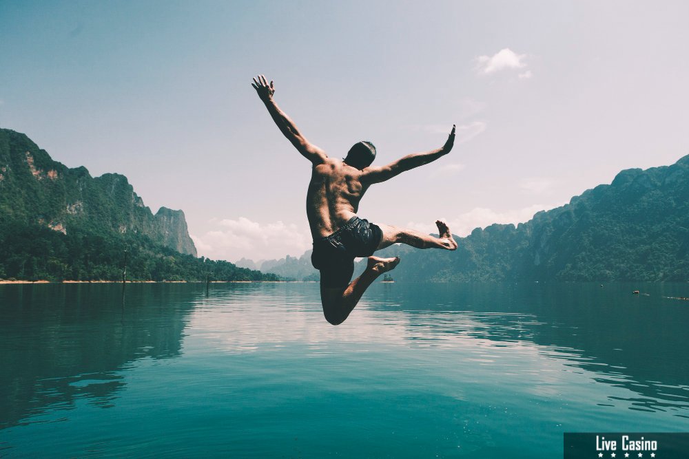 Man jumping in lake Freepik